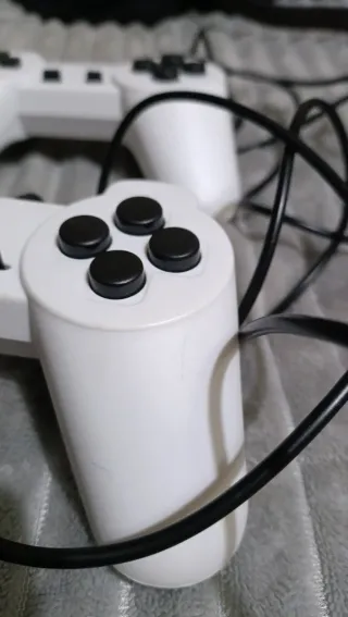 Mandos de videojuegos blancos con cable