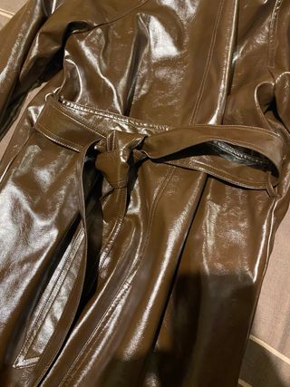 Gabardina efecto piel marrón Stradivarius Talla XS