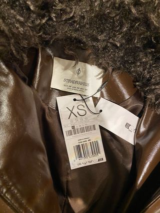 Gabardina efecto piel marrón Stradivarius Talla XS
