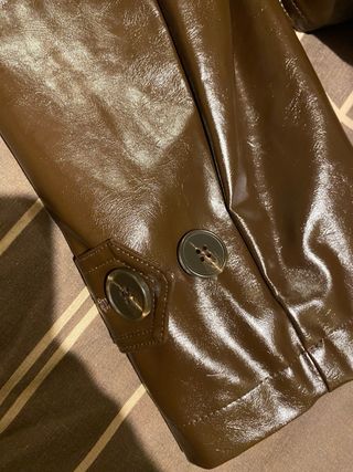 Gabardina efecto piel marrón Stradivarius Talla XS