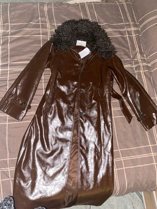 Gabardina efecto piel marrón Stradivarius Talla XS