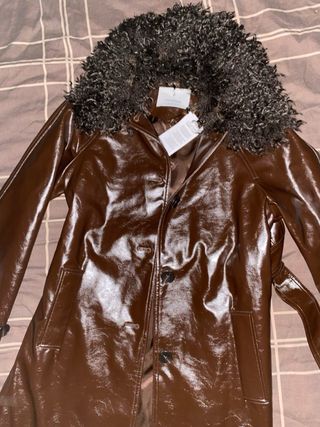 Gabardina efecto piel marrón Stradivarius Talla XS