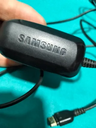 Cargador de móvil negro