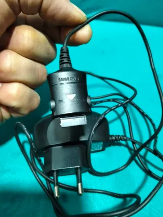 Cargador de móvil negro