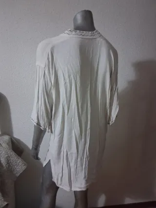 Camiseta blanca cuello mao detalles negros