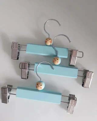 Lote 3 cabides madeira azuis bebé criança