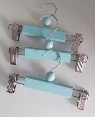 Lote 3 cabides madeira azuis bebé criança