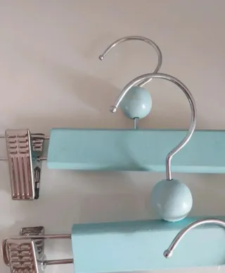 Lote 3 cabides madeira azuis bebé criança