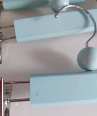 Lote 3 cabides madeira azuis bebé criança