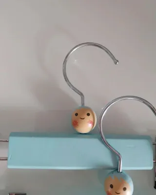 Lote 3 cabides madeira azuis bebé criança