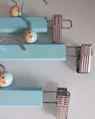 Lote 3 cabides madeira azuis bebé criança