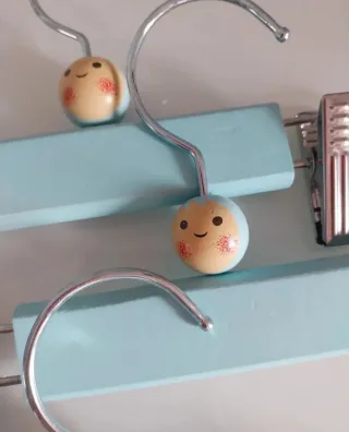 Lote 3 cabides madeira azuis bebé criança