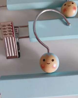 Lote 3 cabides madeira azuis bebé criança