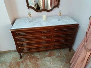 Cómoda de madera con tapa de mármol