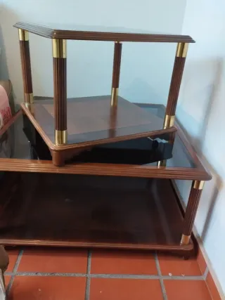 Tavoli ausiliari in legno e vetro.