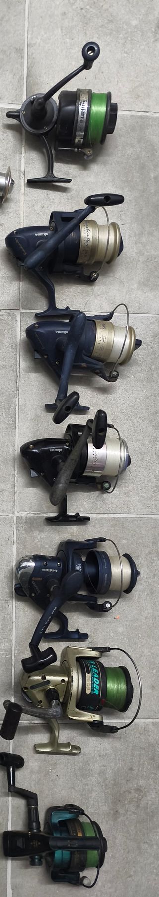 Conjunto de carretes de pesca variados