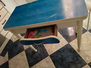 Mesa de cocina extensible azul y blanco