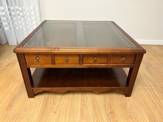 Mesa de centro madera con cajones y cristal.