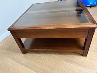 Mesa de centro madera con cajones y cristal.