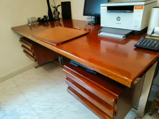 Escritorio profesional con archivador