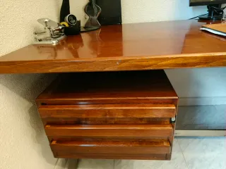 Escritorio profesional con archivador