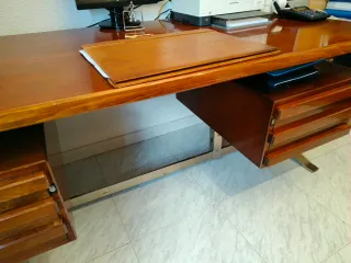 Escritorio profesional con archivador