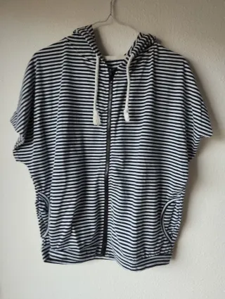 Chaqueta con cremallera y capucha