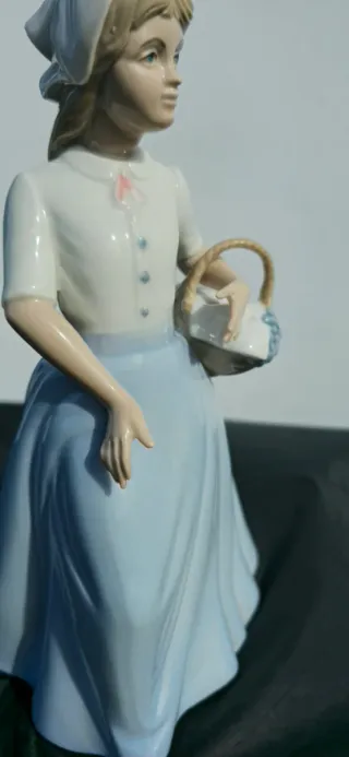 Porceval Joven con Cesta Porcelana