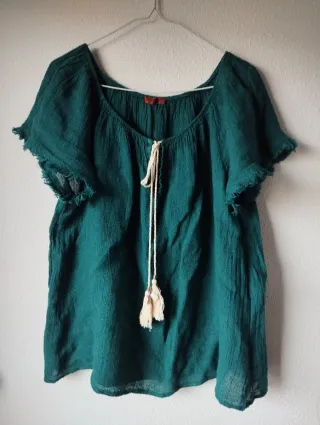 Blusa verde con cordones y flecos