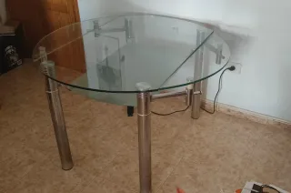 Tavolo da pranzo rotondo in vetro e metallo