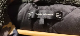 Anorak camuflaje con flores bordadas