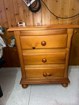 Due comodini in legno