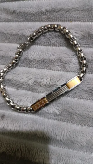 Pulsera de plata con detalles dorados