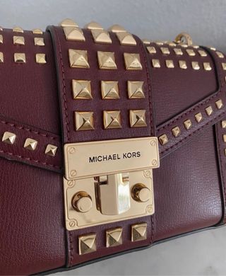 Bolso Michael Kors con tachuelas doradas
