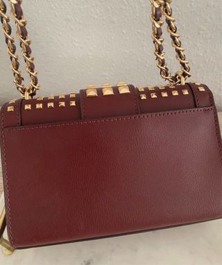 Bolso Michael Kors con tachuelas doradas