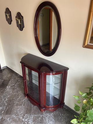 Vetrinetta, specchio, attaccapanni e tavolino