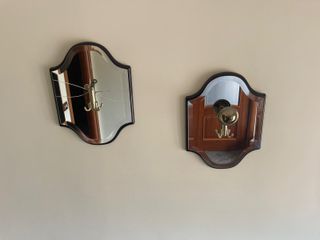 Vetrinetta, specchio, attaccapanni e tavolino