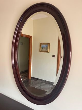 Vetrinetta, specchio, attaccapanni e tavolino