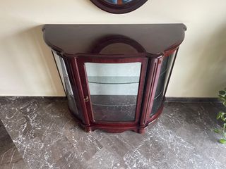 Vetrinetta, specchio, attaccapanni e tavolino