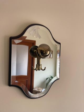 Vetrinetta, specchio, attaccapanni e tavolino