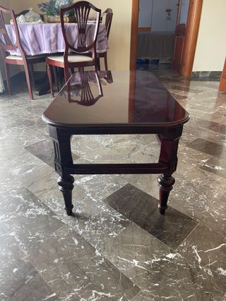 Vetrinetta, specchio, attaccapanni e tavolino