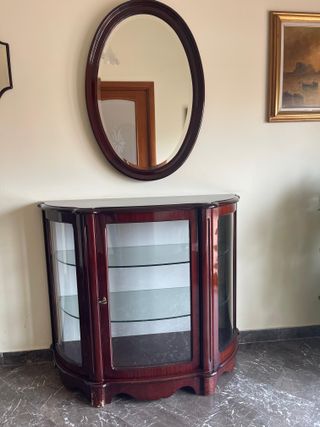 Vetrinetta, specchio, attaccapanni e tavolino