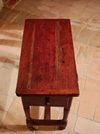 Mesita auxiliar de roble antigua con cajón.