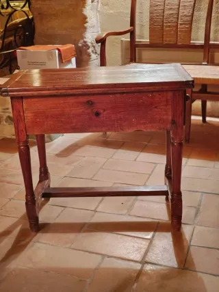 Mesita auxiliar de roble antigua con cajón.