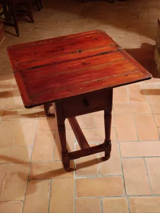 Mesita auxiliar de roble antigua con cajón.