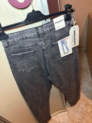 Pantalón vaquero gris con pedrería