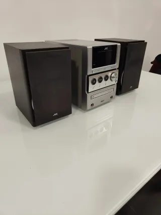 Minicadena JVC con altavoces