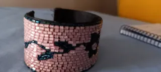 Pulsera de pedrería ancha rosa y azul con flores