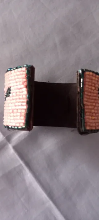 Pulsera de pedrería ancha rosa y azul con flores