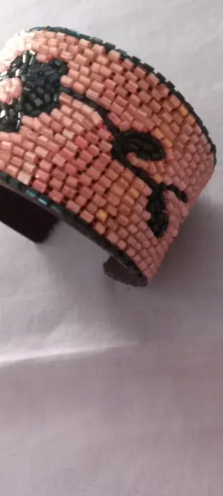 Pulsera de pedrería ancha rosa y azul con flores